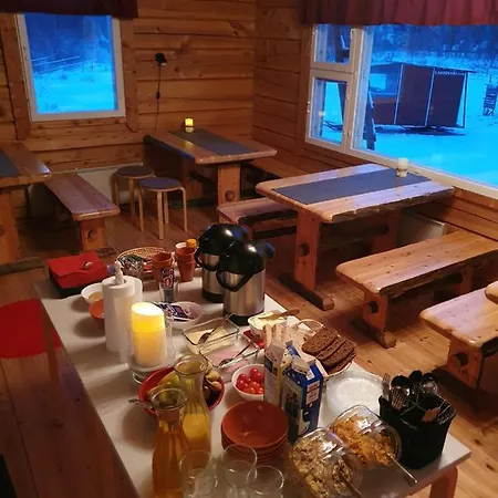 营地 伊纳利湖移动小屋露营地 2*