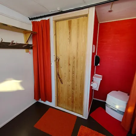 伊纳利湖移动小屋露营地