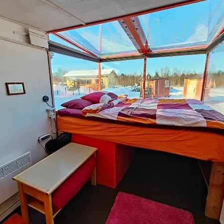 伊纳利湖移动小屋露营地 营地